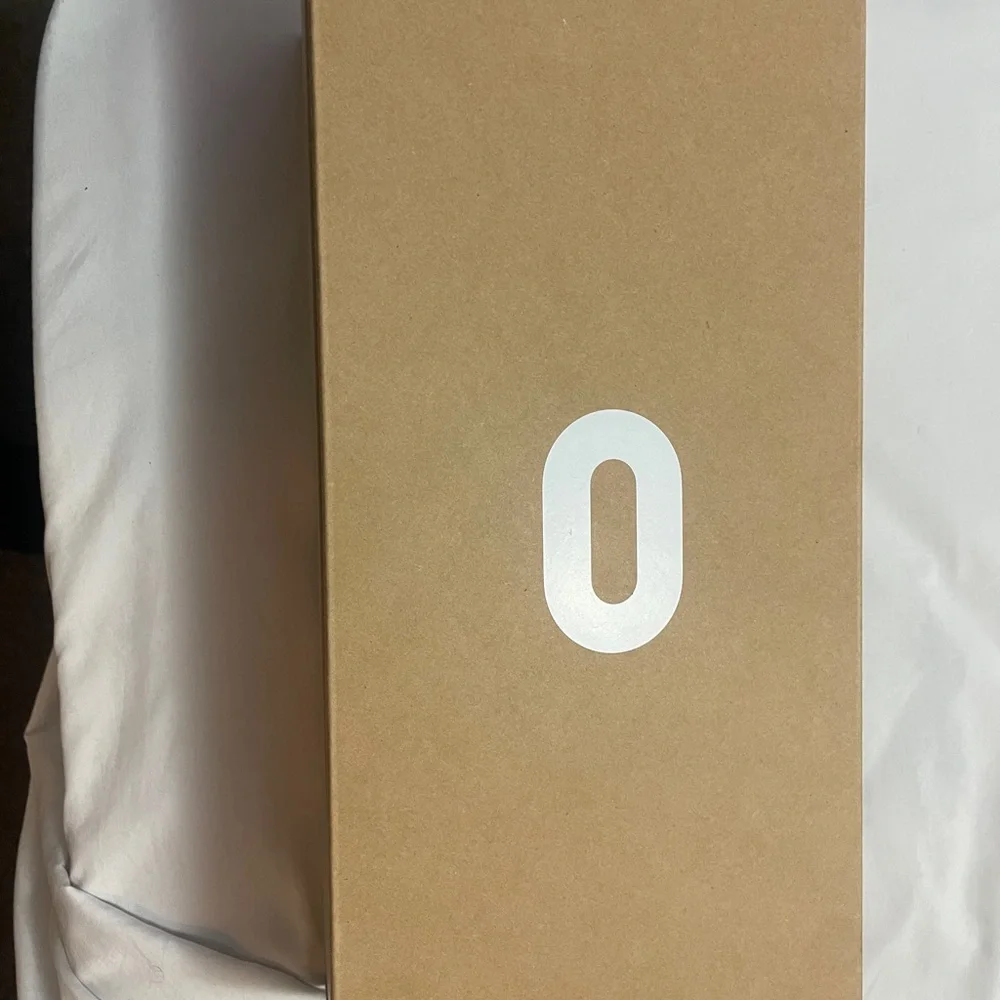 Oculus White VR Headset with Controllers